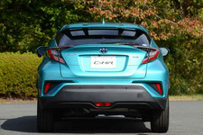 ＜C-HR ”G”(1.8ハイブリッド／ボディカラー：ラディアントグリーンマイカ)＞トヨタ C-HR(新型コンパクトSUV)試乗レポート／国沢光宏