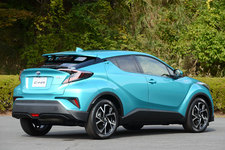 ＜C-HR ”G”(1.8ハイブリッド／ボディカラー：ラディアントグリーンマイカ)＞トヨタ C-HR(新型コンパクトSUV)試乗レポート／国沢光宏