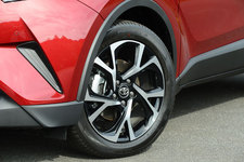 <C-HR ”S-T”(1.2ターボ/ボディカラー:センシュアルレッドマイカ)>トヨタ C-HR(新型コンパクトSUV)試乗レポート/国沢光宏