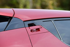 <C-HR ”S-T”(1.2ターボ/ボディカラー:センシュアルレッドマイカ)>トヨタ C-HR(新型コンパクトSUV)試乗レポート/国沢光宏