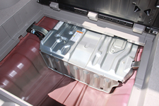 こちらラゲッジの下に設置されているバッテリーです。