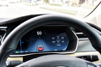 ＜自動運転機能使用時のメーターディスプレイ＞Tesla ”ソフトウェア アップデート8.0”搭載のテスラ モデルSに試乗／河口まなぶ