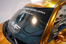 AMF-FORGEDブースの黄金に輝くGT-R