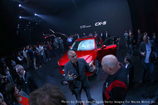 マツダ 新型CX-5 世界初公開ロサンゼルスオートショー前夜祭(11月15日現地時間）