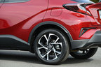 ＜C-HR ”S-T”(1.2ターボ／ボディカラー：センシュアルレッドマイカ)＞トヨタ C-HR(新型コンパクトSUV)先行試乗レポート／渡辺陽一郎