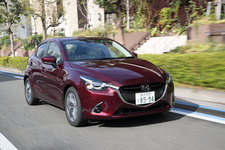 ＜マツダ デミオ 1.5XD Touring L Package[FF]／ボディカラー：ディープクリムゾンマイカ／シートカラー：白革＞マツダ新型デミオ・CX-3 試乗レポート／竹岡圭