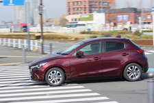 ＜マツダ デミオ 1.5XD Touring L Package[FF]／ボディカラー：ディープクリムゾンマイカ／シートカラー：白革＞マツダ新型デミオ・CX-3 試乗レポート／竹岡圭