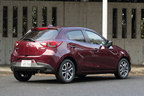 ＜マツダ デミオ 1.5XD Touring L Package[FF]／ボディカラー：ディープクリムゾンマイカ／シートカラー：白革＞マツダ新型デミオ・CX-3 試乗レポート／竹岡圭