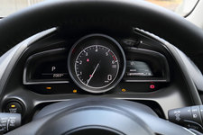 ＜マツダ デミオ 1.5XD Touring L Package[FF]／ボディカラー：ディープクリムゾンマイカ／シートカラー：白革＞マツダ新型デミオ・CX-3 試乗レポート／竹岡圭