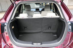 ＜マツダ デミオ 1.5XD Touring L Package[FF]／ボディカラー：ディープクリムゾンマイカ／シートカラー：白革＞マツダ新型デミオ・CX-3 試乗レポート／竹岡圭