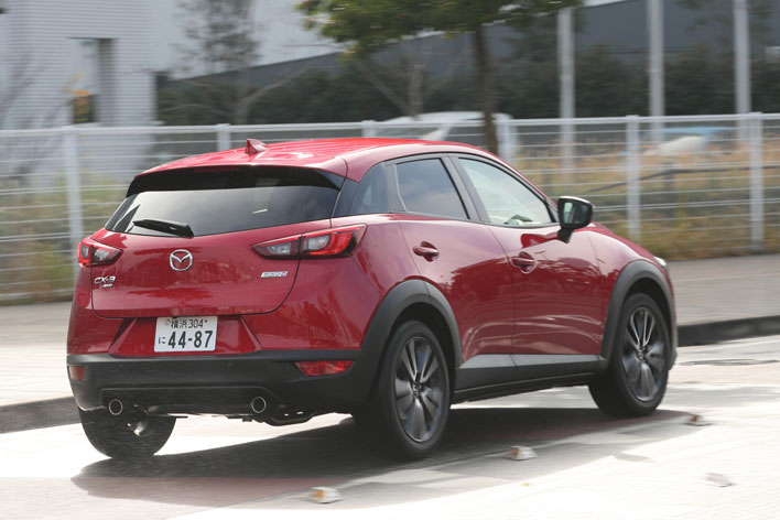 ＜マツダ CX-3 1.5XD PROACTIVE[4WD]／ボディカラー：ソウルレッドプレミアムメタリック／シートカラー：黒布＞マツダ新型デミオ・CX-3 試乗レポート／竹岡圭