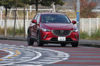 ＜マツダ CX-3 1.5XD PROACTIVE[4WD]／ボディカラー：ソウルレッドプレミアムメタリック／シートカラー：黒布＞マツダ新型デミオ・CX-3 試乗レポート／竹岡圭