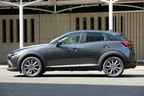 ＜マツダ CX-3 1.5XD Noble Brown(特別仕様車)[FF]／ボディカラー：マシーングレープレミアムメタリック／シートカラー：ハバナブラウン＞マツダ新型デミオ・CX-3 試乗レポート