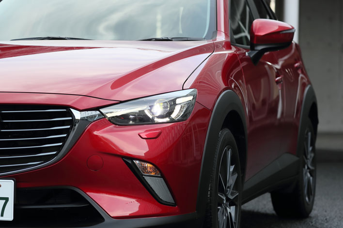 ＜マツダ CX-3 1.5XD PROACTIVE[4WD]／ボディカラー：ソウルレッドプレミアムメタリック／シートカラー：黒布＞マツダ新型デミオ・CX-3 試乗レポート／竹岡圭