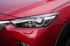 ＜マツダ CX-3 1.5XD PROACTIVE[4WD]／ボディカラー：ソウルレッドプレミアムメタリック／シートカラー：黒布＞マツダ新型デミオ・CX-3 試乗レポート／竹岡圭