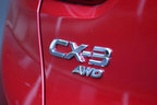 ＜マツダ CX-3 1.5XD PROACTIVE[4WD]／ボディカラー：ソウルレッドプレミアムメタリック／シートカラー：黒布＞マツダ新型デミオ・CX-3 試乗レポート／竹岡圭