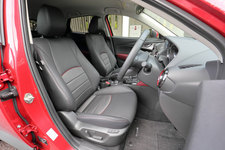 ＜マツダ CX-3 1.5XD PROACTIVE[4WD]／ボディカラー：ソウルレッドプレミアムメタリック／シートカラー：黒布＞マツダ新型デミオ・CX-3 試乗レポート／竹岡圭