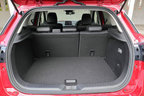 ＜マツダ CX-3 1.5XD PROACTIVE[4WD]／ボディカラー：ソウルレッドプレミアムメタリック／シートカラー：黒布＞マツダ新型デミオ・CX-3 試乗レポート／竹岡圭