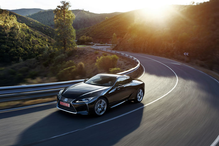 <LEXUS LC500h>レクサス LC500・LC500h(プロトタイプ) 海外試乗レポート/藤島知子