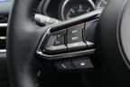 ＜オーディオの操作系などはステアリングホイールの左側に配置／マツダ 新型 CX-5 XD L Package[4WD／ボディカラー：ソウルレッドクリスタルメタリック／インテリアカラー：ピュアホワイト＞