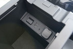 ＜センターアームレスト内のボックスには充電用USBと電源ソケットを確保／マツダ 新型 CX-5 XD L Package[4WD]＞