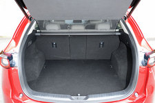 ＜荷室のトノカバーはテールゲート一体型で使い勝手も良好／マツダ 新型 CX-5 XD L Package[4WD]＞