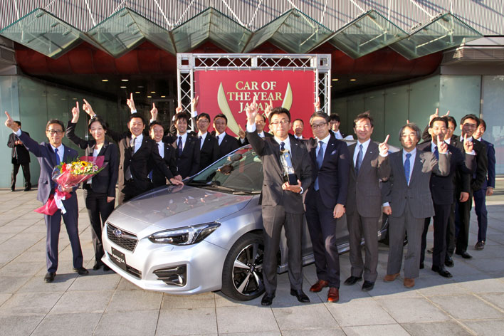 ＜日本カー・オブ・ザ・イヤー授賞式の模様(スバル インプレッサスポーツ・インプレッサG4)＞2016-2017日本カー・オブ・ザ・イヤー決定！ ～ジャーナリストたちは今年の1台をどう評価したのか～