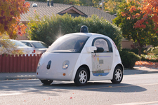 街なかをテスト走行するグーグルの完全自動運転カー「Google Car」