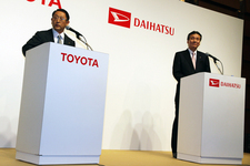 （左）トヨタ自動車株式会社 代表取締役社長 豊田章男氏／（右）ダイハツ工業株式会社 代表取締役社長 三井正則氏