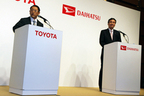 （左）トヨタ自動車株式会社 代表取締役社長 豊田章男氏／（右）ダイハツ工業株式会社 代表取締役社長 三井正則氏