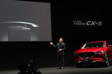 ＜新型CX-5のデザインのキーとなったスピード感を表現した造形＞マツダ 新型CX-5 発表会レポート[2016年12月15日木曜日／会場：渋谷ヒカリエ ホールA(東京都渋谷区)]