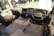 <トヨタ 新型 コースター インテリア>