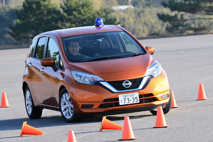 <やけに楽しそうな編集部T(笑)。”チキンレーサー”の異名もやむなし!?>日産 ノート e-POWER ワンペダル ジムカーナ参戦&e-POWER NISMO 公道試乗レポート/竹岡圭