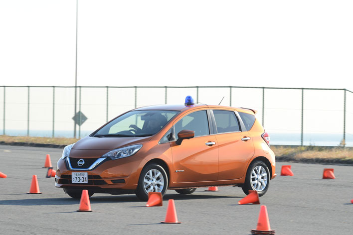 ＜教習所かっ！というペースでパイロンを通過する”チキンレーサー”編集部T＞日産 ノート e-POWER ワンペダル ジムカーナ参戦＆e-POWER NISMO 公道試乗レポート／竹岡圭