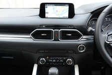 インテリア・センタークラスター／マツダ 新型 CX-5 XD L Package[4WD／ボディカラー：ソウルレッドクリスタルメタリック／インテリアカラー：ピュアホワイト(本革)]