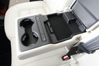 後席センターアームレストに充電用USBポート付き収納スペースを確保／マツダ 新型 CX-5 XD L Package[4WD]