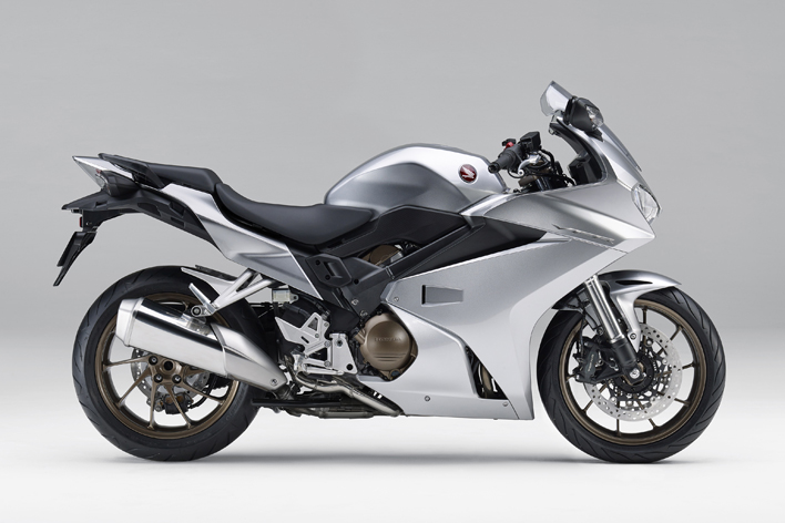 ホンダ スポーツモデル Vfr800f Vfr800x に新構造のマフラーを採用 画像ギャラリー No 4 業界先取り 業界ニュース 自動車ニュース22国産車から輸入車まで Mota