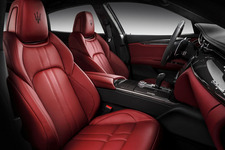 マセラティ 新型クアトロポルテ GTS グランスポーツ