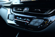 ＜トヨタ C-HR G[FF・ハイブリッド]＞トヨタ C-HR 公道試乗レポート／渡辺陽一郎