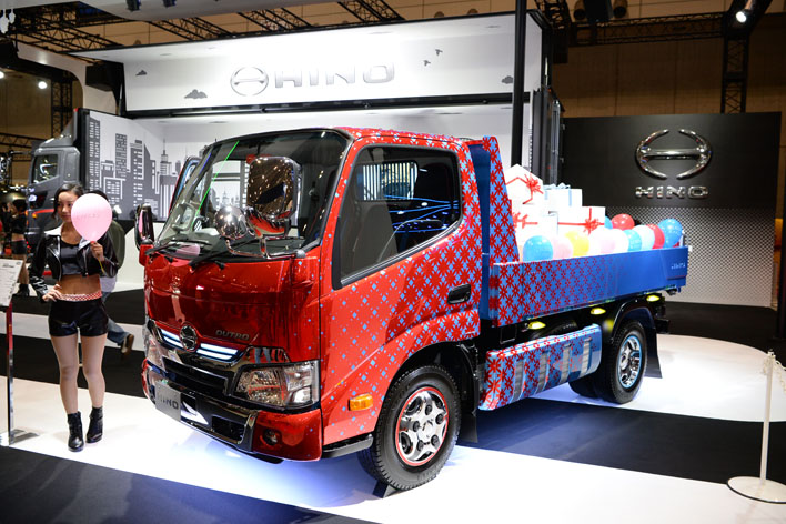 トントントントン ヒノノニトン ブースでは華麗なダンスパフォーマンスが披露 Tas17 東京オートサロン17 Mota トントントントン ヒノノニトン ブースでは華麗なダンスパフォーマンスが披露 Tas17 東京オートサロン17 Mota