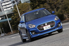 ＜スズキ 新型スイフト RSt[直3 1.0ターボ・6速AT・2WD／ボディカラー：スピーディーブルーメタリック]＞スズキ 新型スイフト 試乗レポート／渡辺陽一郎