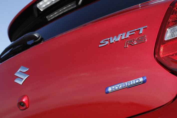 ＜スズキ 新型スイフト HYBRID RS[1.2マイルドハイブリッド・CVT・2WD／ボディカラー：バーニングレッドパールメタリック]＞スズキ 新型スイフト 試乗レポート／渡辺陽一郎