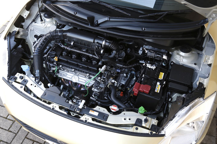 ＜スズキ 新型スイフト XL[直4 1.2リッター・CVT・2WD／ボディカラー：ヘリオスゴールドパールメタリック]＞スズキ 新型スイフト 試乗レポート／渡辺陽一郎