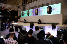 トーヨータイヤブースでは来春発売予定のタイヤを展示！今年のテーマは「加速する情熱（Acceleration）」