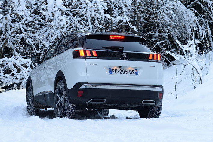 雪 日本でも“発売直前”、新型プジョー3008を雪上試乗！ FFといえど