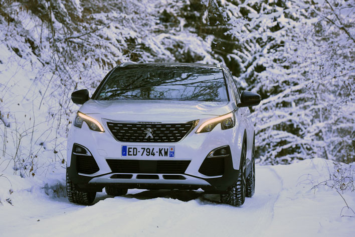 雪 日本でも“発売直前”、新型プジョー3008を雪上試乗！ FFといえど