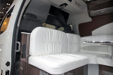 <日産 NV350キャラバン ・リチウムイオンバッテリー搭載グランピングカー/インテリア>