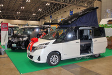 「セレナP-SV」(手前)と「NV200 ワゴン・ツールドスター」(奥)(日産ピーズフィールドクラフト)