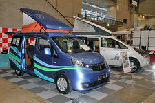 デリカD:3(日産NV200バネットのOEM車)をベースにした「P-Canスリー プラス」(手前)と「デリカD:POP」(西尾張三菱自動車販売)