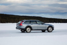 Volvo NEW V90 Cross Country(新型V90クロスカントリー) 海外試乗レポート／竹岡圭